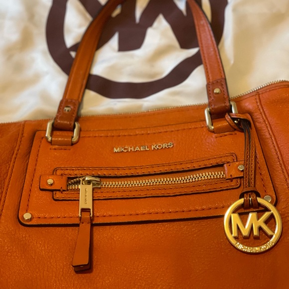 🎉SALE🎉 Excellent cond Michael Kors Gilmore lg - Picture 9 of 10